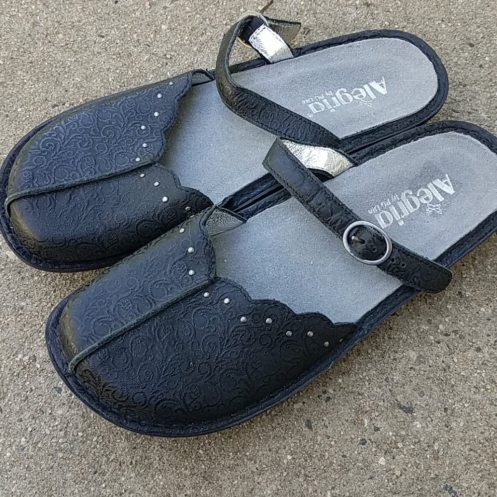 NEW Alegria Lite Tooled Leather Clogs